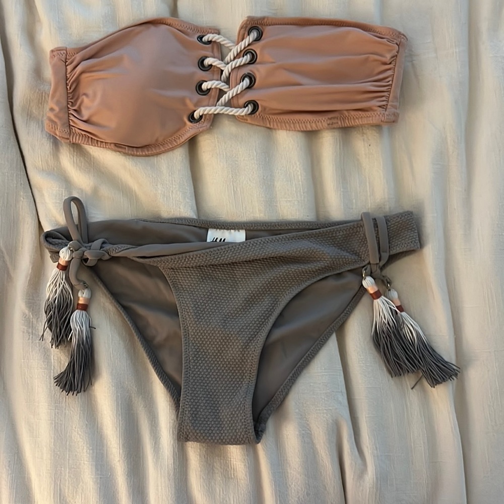 Strapless neutral bikini